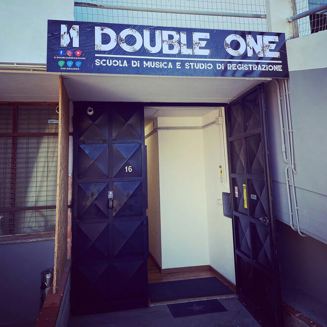 Ingresso della sede Double One a Sassari